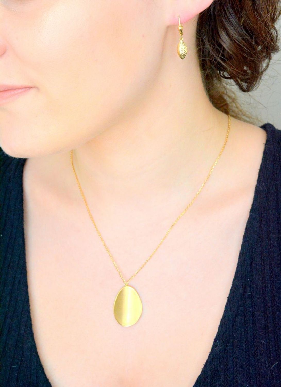 Złoty naszyjnik damski z satynową owalną zawieszką Blaszka 585 C GA 177 0690. Złoty naszyjnik 585 celebrytka z zawieszką geometryczną. 2.jpg